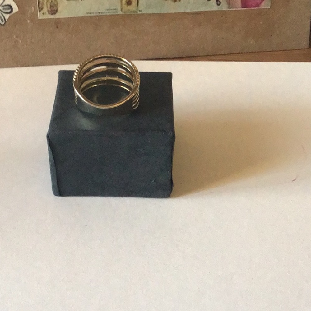 Beautiful stack designed ring - Picture 4 of 11